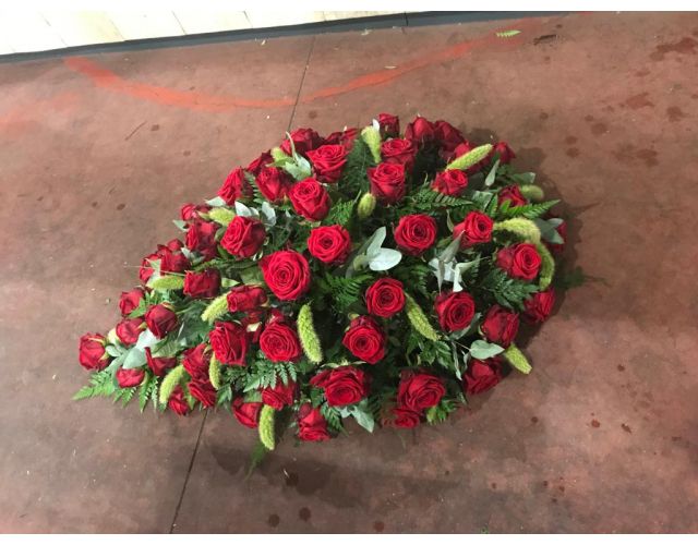 Rouwarrangement druppel rode rozen